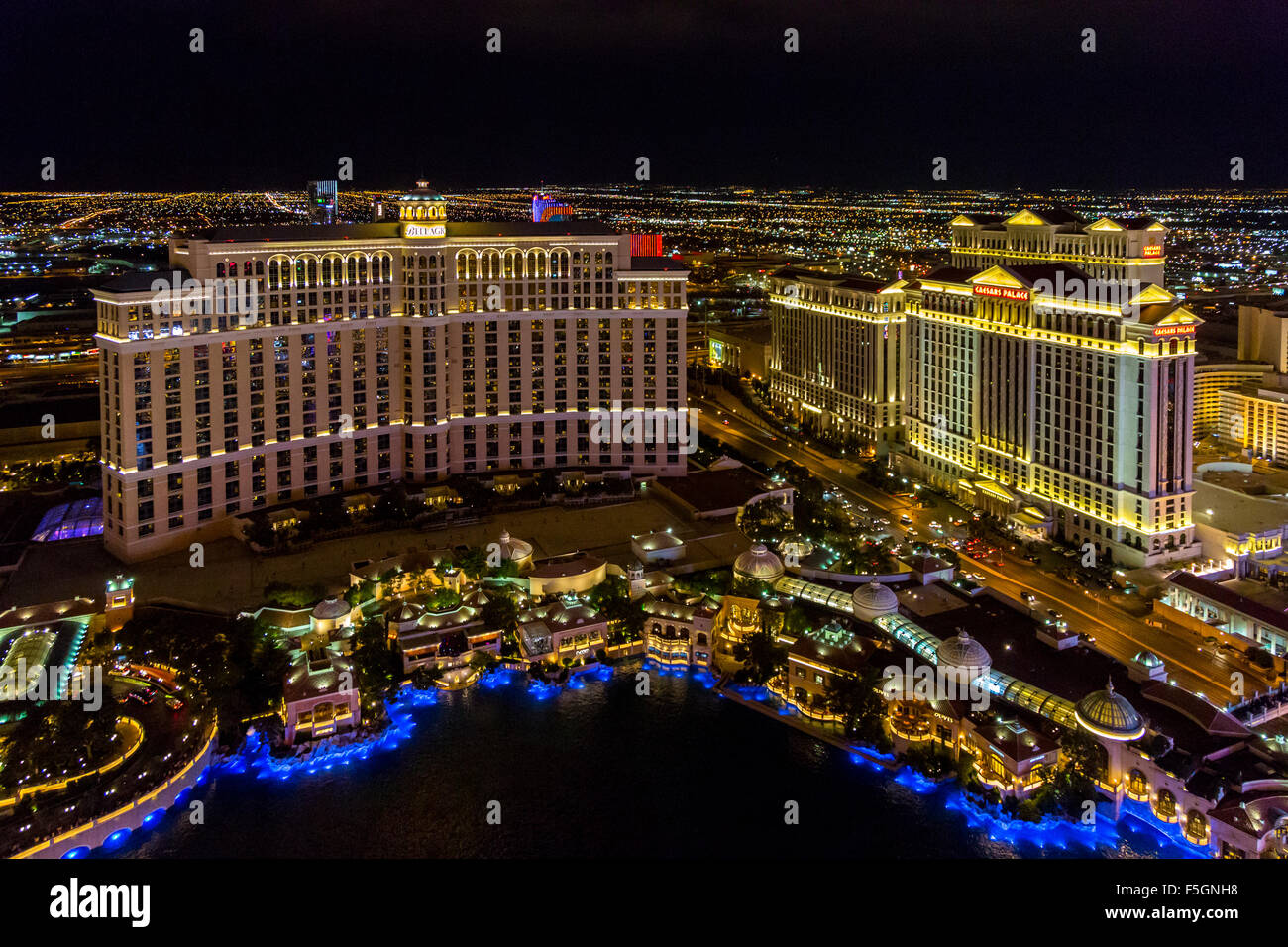 Las Vegas, Nevada bei Nacht, Bellagio und Caesars Palace Hotel und Casino vom Eiffelturm entfernt. Stockfoto