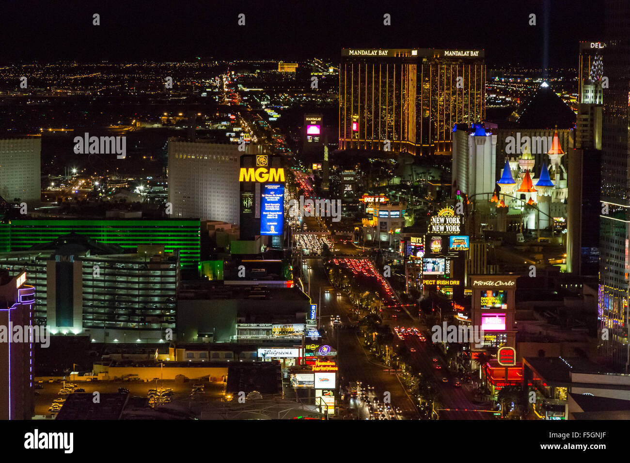 Las Vegas, Nevada in der Nacht.  Blick nach Süden entlang dem Strip (Las Vegas Boulevard) vom Eiffelturm entfernt. Stockfoto