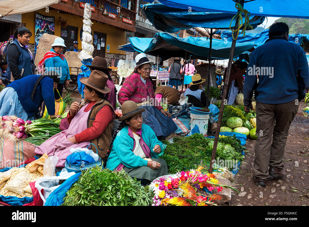 Pisac, Peru - Dezember 2013: Einheimische auf einem Markt in der Stadt von Pisac, im Heiligen Tal. Stockfoto
