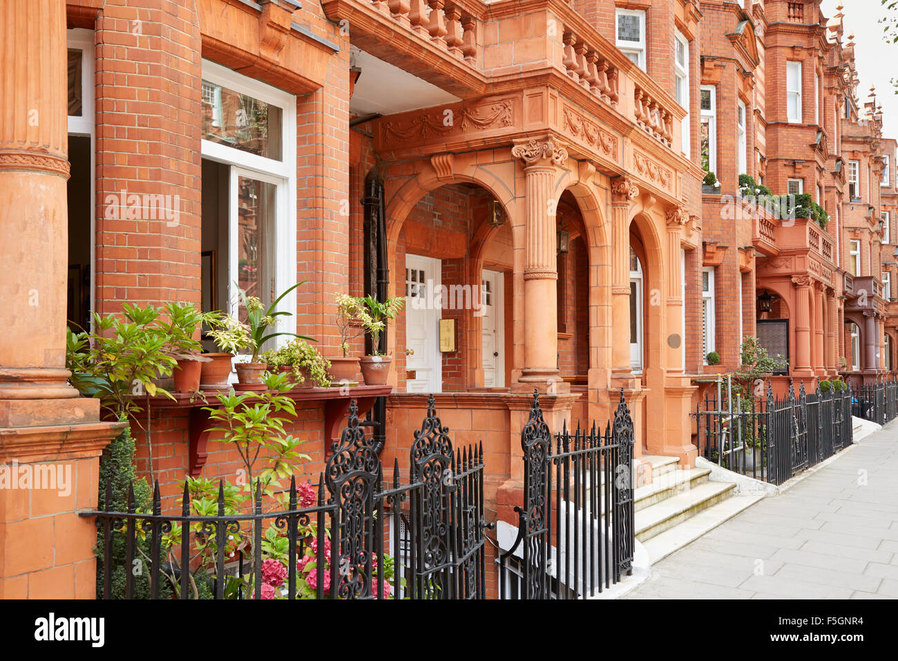 Zeile aus rotem Ziegelstein Häuser in London Stockfoto