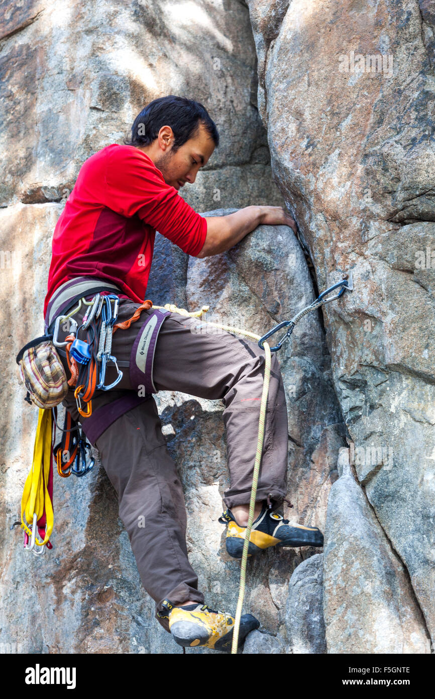 Mann, Bergsteiger, klettern die Felsen, Tschechische Republik Stockfoto