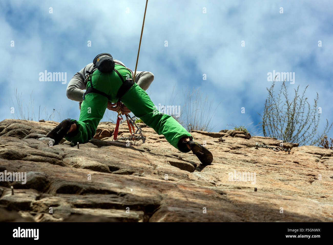 Mann-Kletterer Klettern auf der Felswand, Tschechische Republik Stockfoto