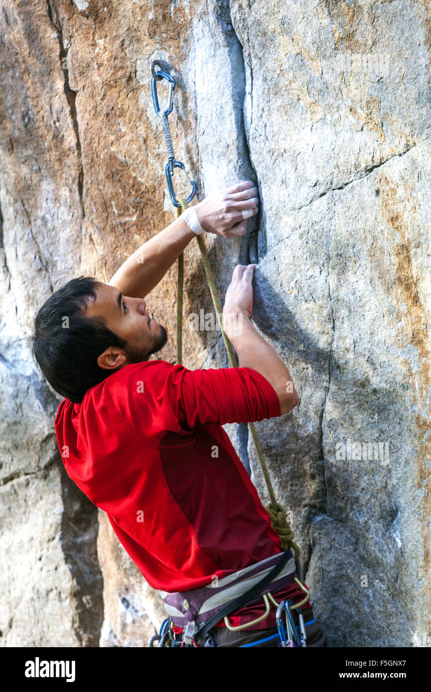 Mann, Bergsteiger, klettern die Felsen, Tschechische Republik Stockfoto