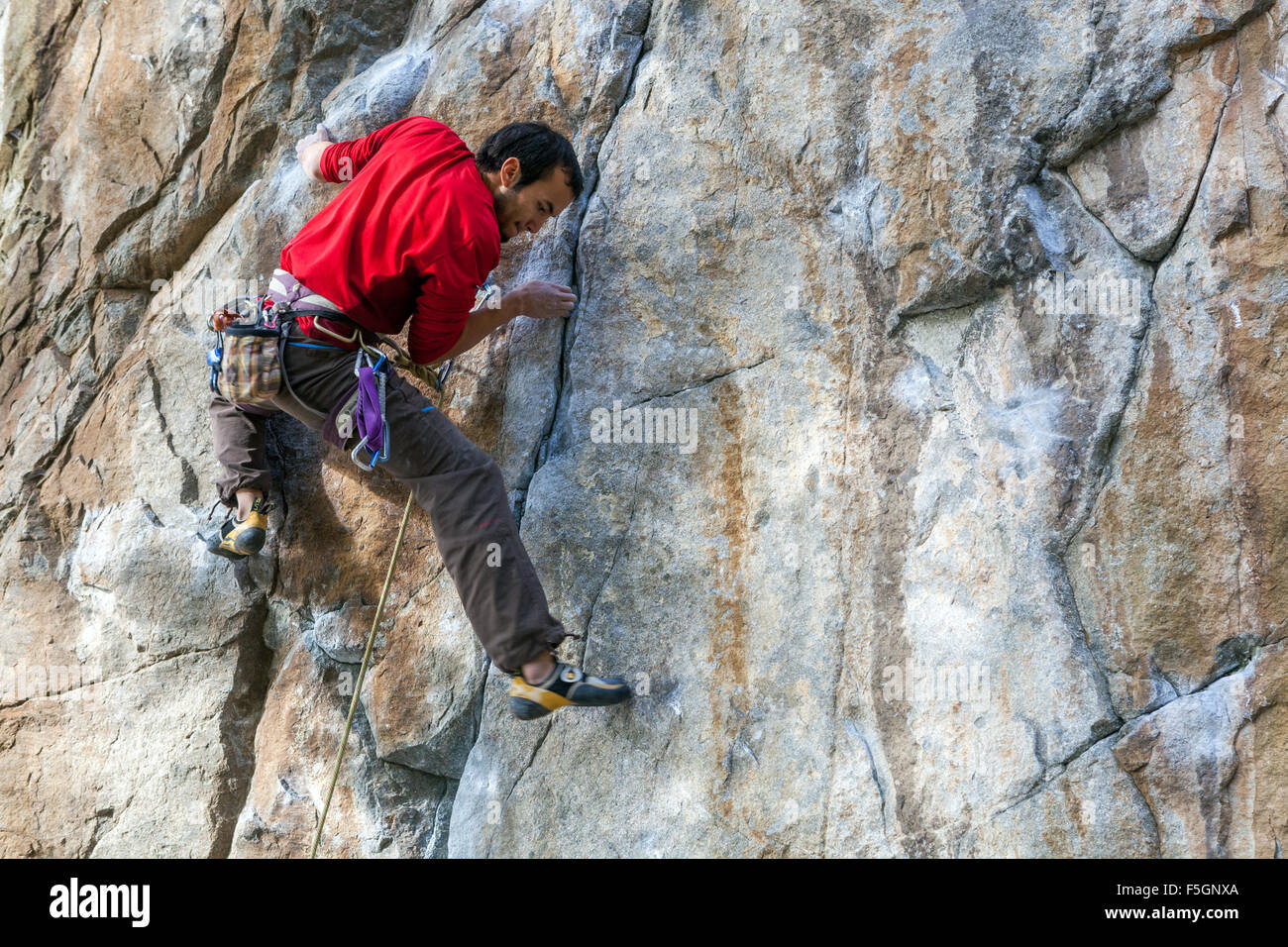 Man klettern, klettern, klettern die Felsen, Tschechische Republik Stockfoto