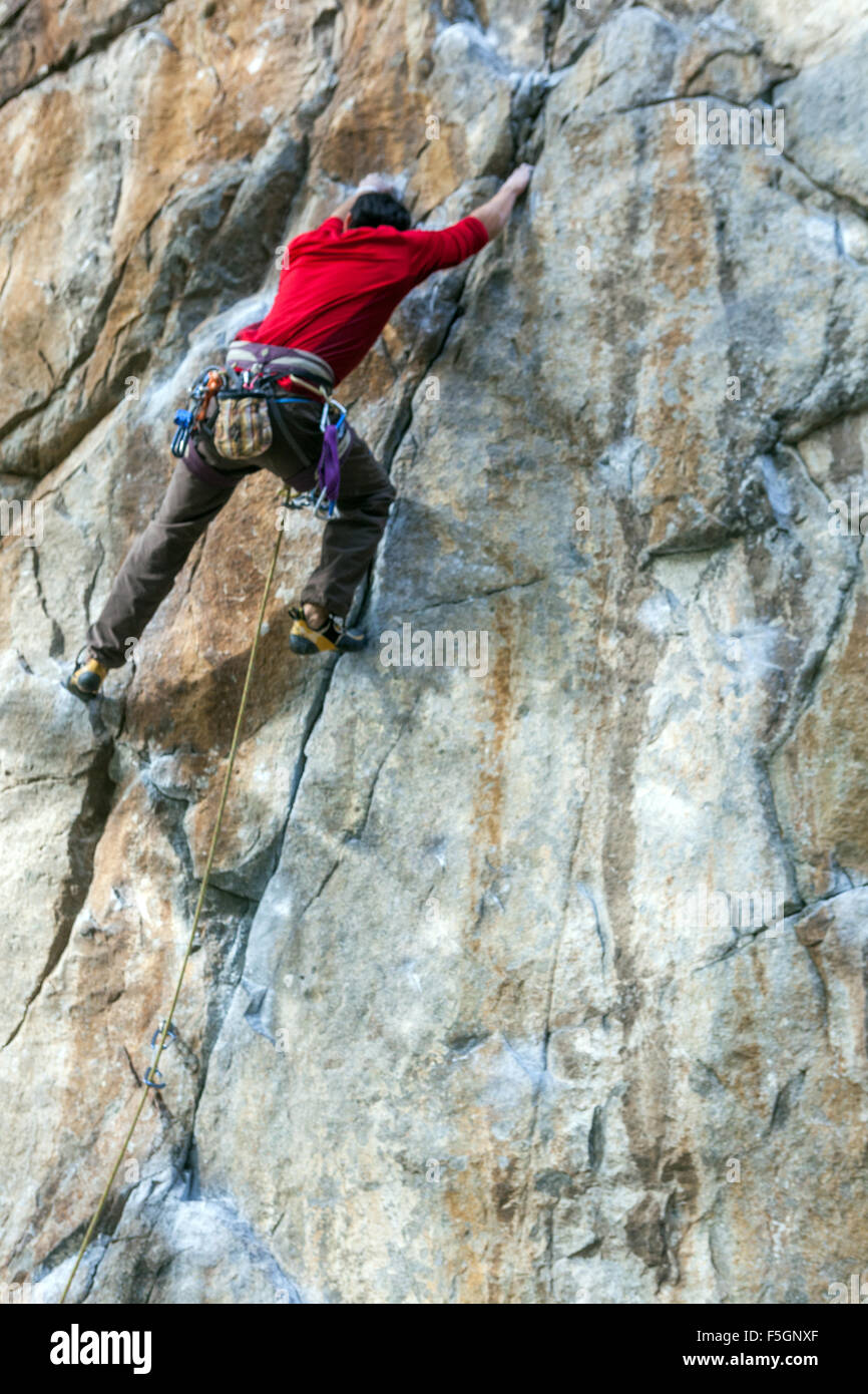 Mann, Bergsteiger, klettern die Felsen, Tschechische Republik Stockfoto