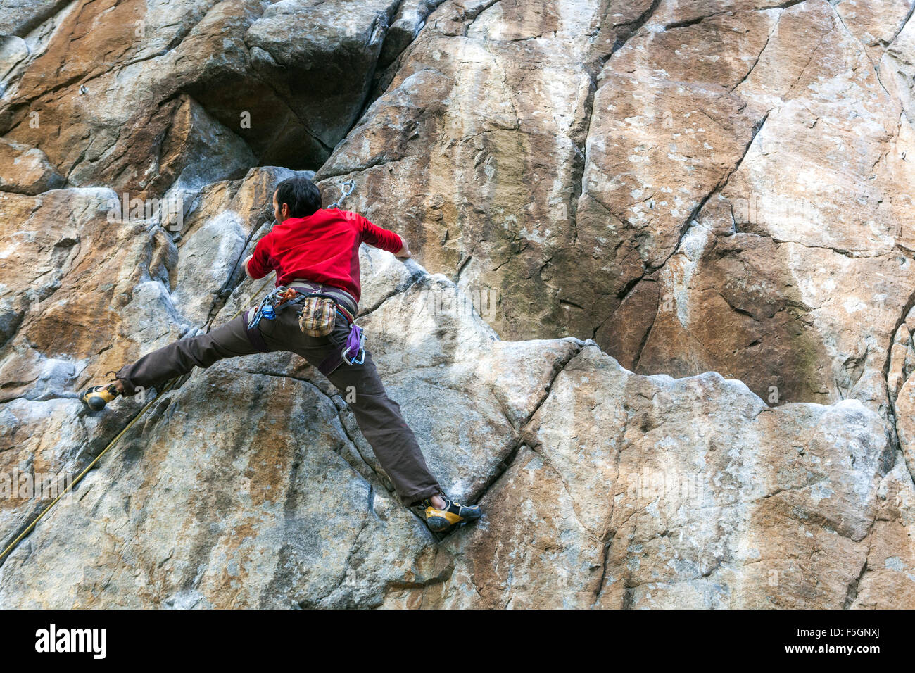 Man klettern, klettern, klettern die Felsen, Tschechische Republik Stockfoto