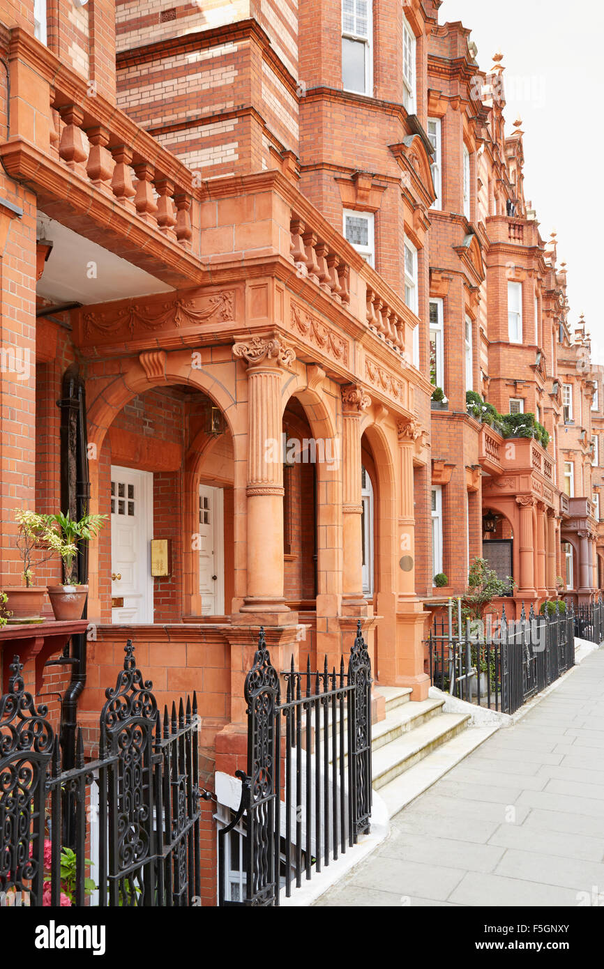 Rote Ziegel Häuser in London, englische Architektur Stockfoto