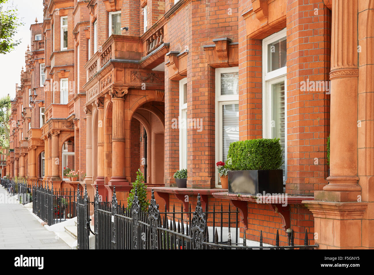 Rote Ziegel Häuser in London, englische Architektur Stockfoto