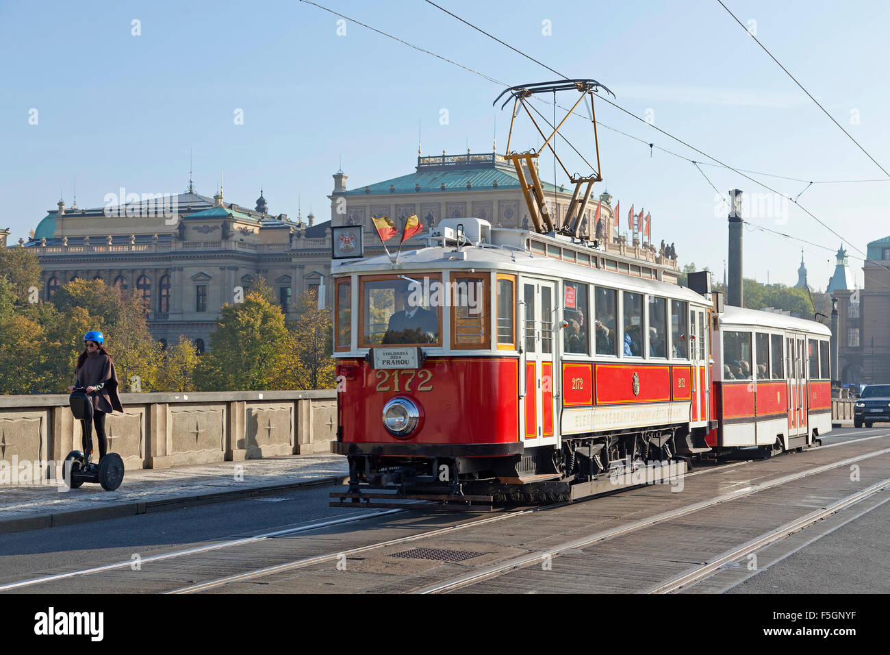 Segway PT und traditionellen Straßenbahn auf Manes-Brücke, Prag, Tschechische Republik Stockfoto