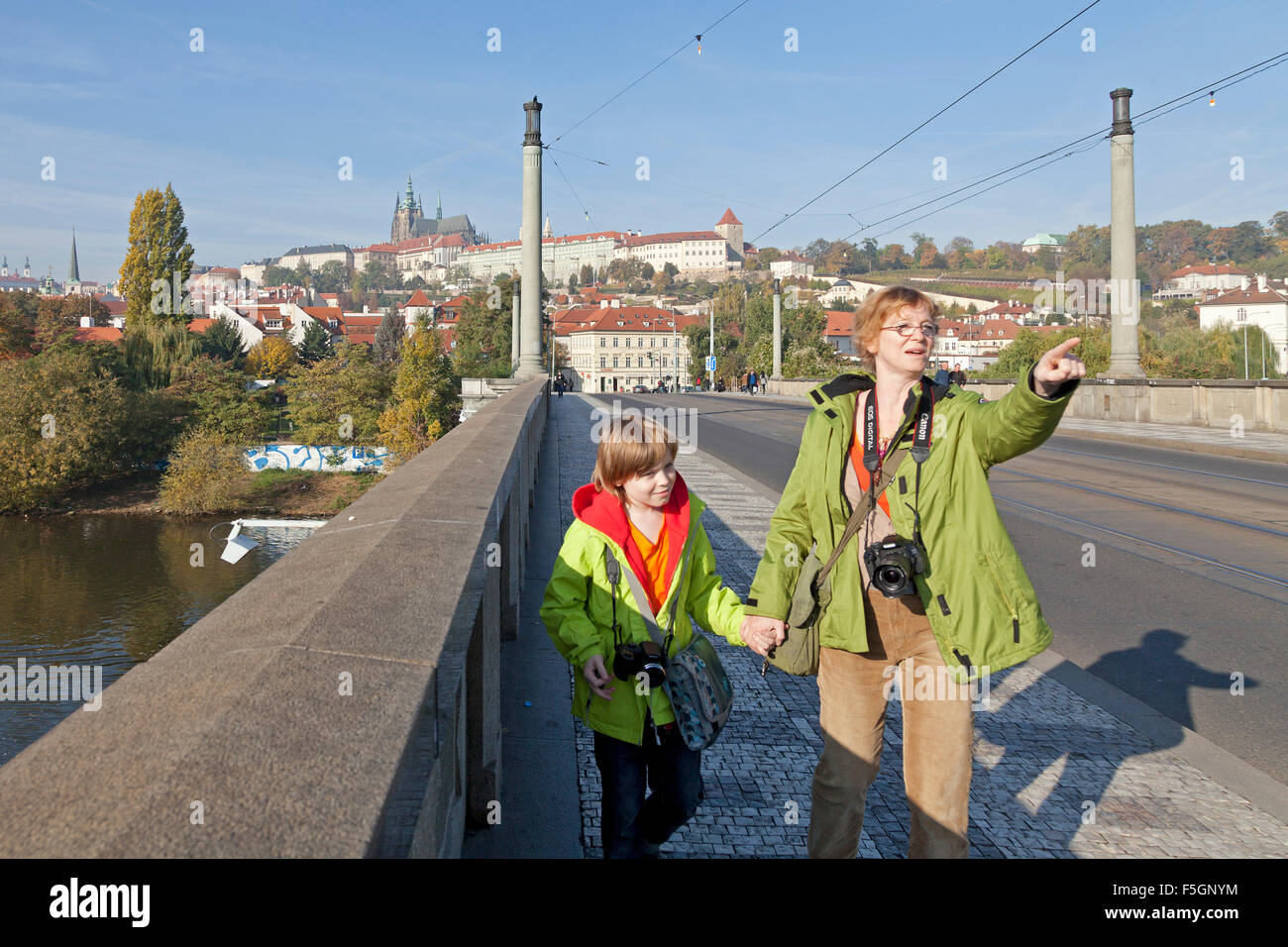 Mutter und Sohn überqueren Manes-Brücke, Castle Complex, Prag, Tschechische Republik Stockfoto