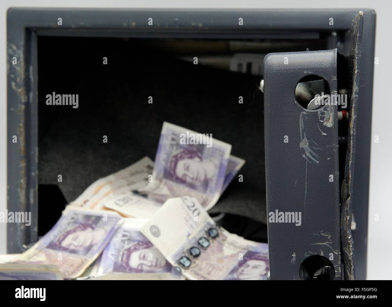 Eine kleine Heimat sicher gebrochen offen zeigt Cash links innen nach einer Pause. Stockfoto