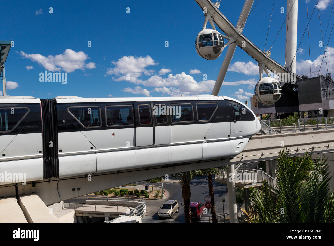 Las Vegas, Nevada.  Monorail, mit High Roller im Hintergrund, höchste Riesenrad der Welt, ab 2015. Stockfoto