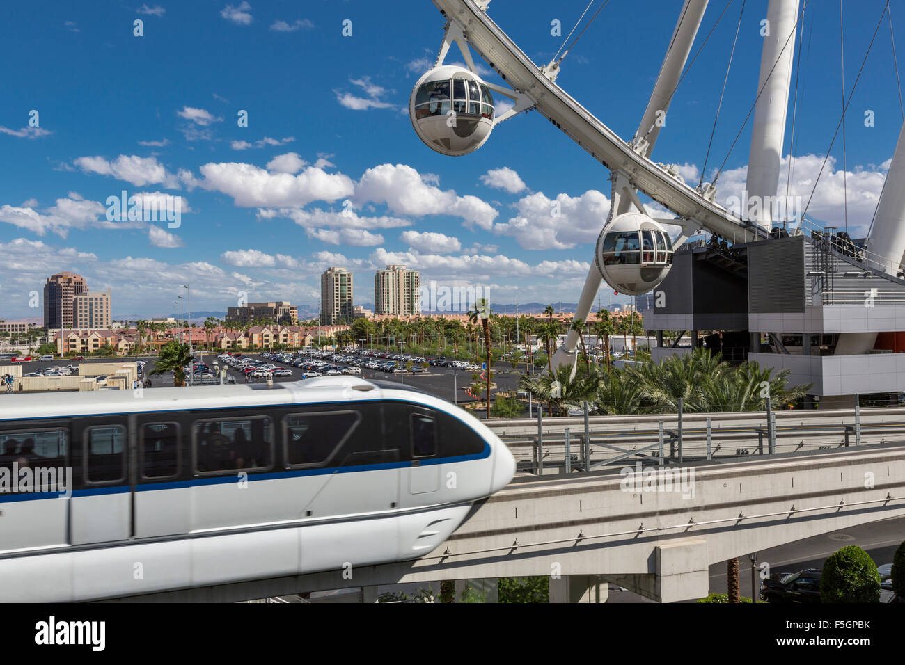 Las Vegas, Nevada.  Einschienenbahn Geschwindigkeiten durch High Roller im Hintergrund, höchste Riesenrad der Welt, ab 2015. Stockfoto