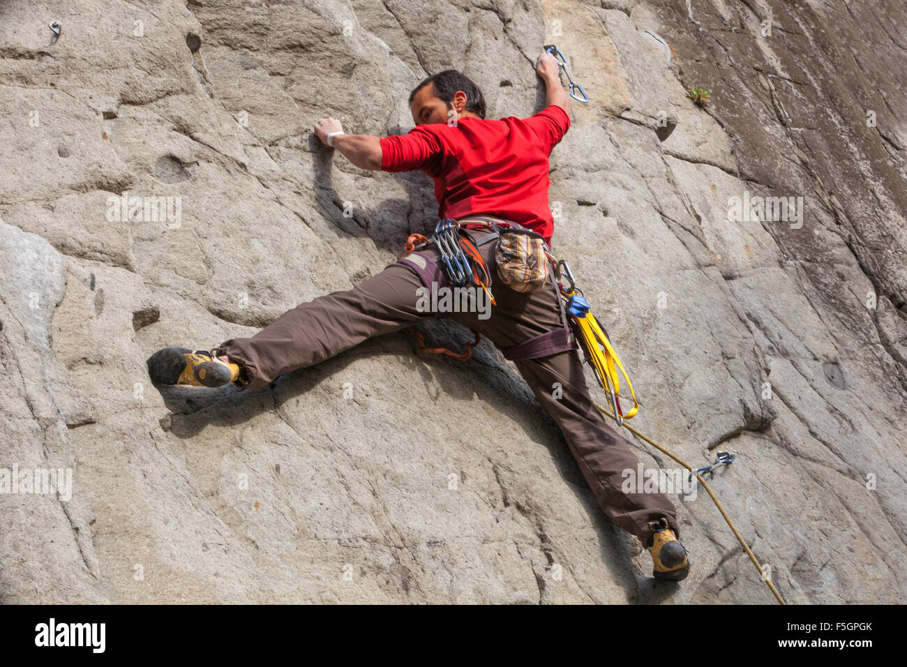 Man klettern, klettern, klettern die Felsen, Tschechische Republik Stockfoto