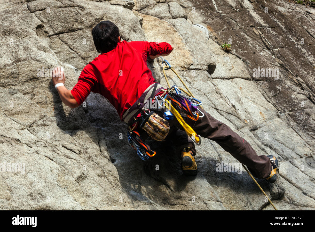 Mann, Bergsteiger, klettern die Felsen, Tschechische Republik Stockfoto