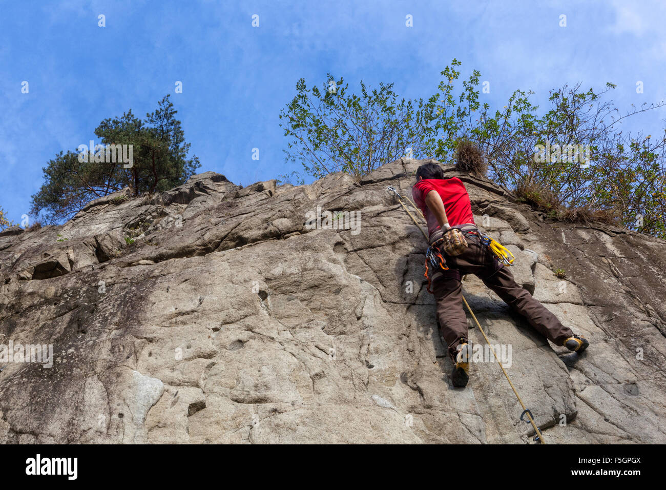 Mann, Bergsteiger, klettern die Felsen, Tschechische Republik Stockfoto