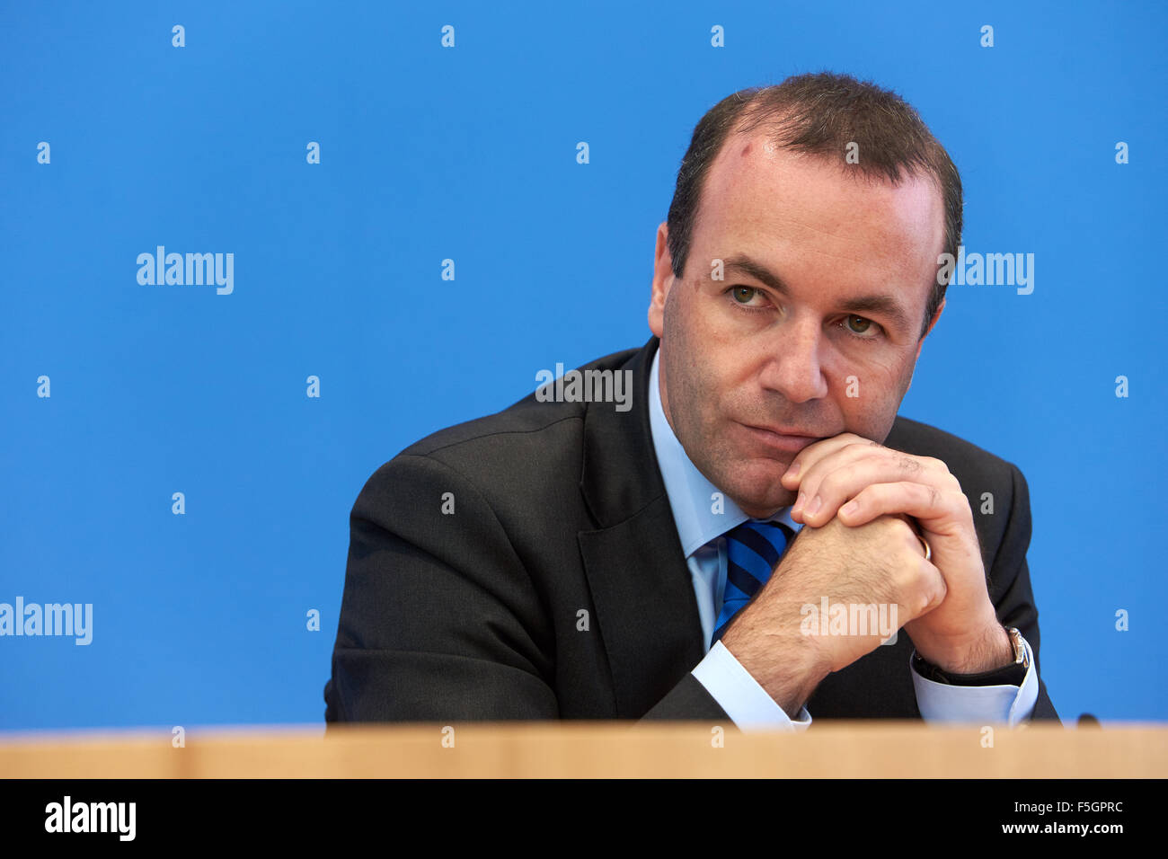 15.09.2015, Berlin, Deutschland - Pressekonferenz Zum Thema: Wie Europa sterben Fluechtlingsdynamik in Den Griff thinstar, Mit EVP-Fraktionsvorsitzender Manfred Weber. 00Y150915D026CARO. JPG [MODEL-RELEASE: Nein, PROPERTY-RELEASE: kein (c) Caro Fotoagentur / Andreas Teich, Friedrich-Karl-Str. 13, 12103 Bln., Tel. 030-75706507, Fax 030-75706508, http://www.carofoto.com, info@carofoto.com, Bln. Spk., IBAN: DE23 1005 0000 1440 0403 00, BIC: BELADEBEXXX - Bei Verwendung des Fotos Ausserhalb Journalistischer Zwecke Bitte Ruecksprache Mit der Agentur Zweisimmen - Jede Nutzung des Fotos ist Honorarpflichtig!] Stockfoto