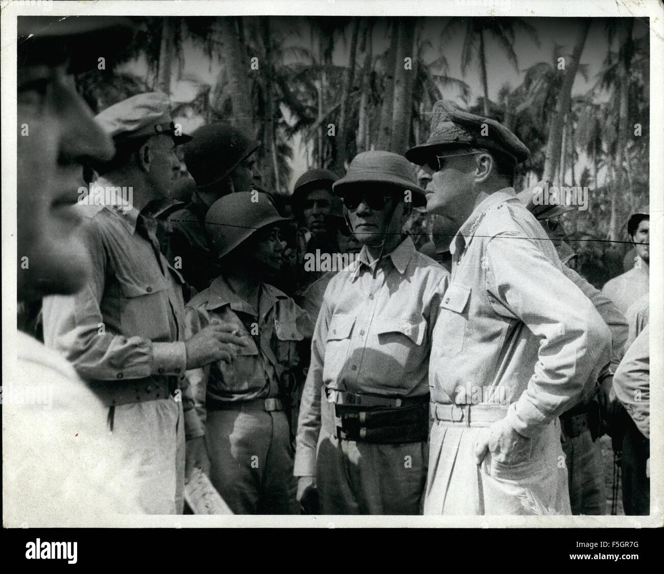 1945 - Zweiter Weltkrieg-General Douglas Macarthur mit Präs von den Philippinen Sergio Osmena Landung auf Leyte Insel - am Tacloben Wwii - Pacific-Philippinen d-Day © Keystone Bilder USA/ZUMAPRESS.com/Alamy Live-Nachrichten Stockfoto