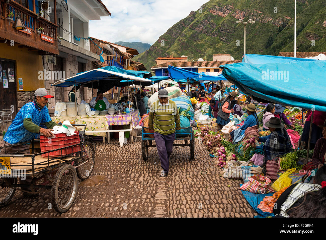 Pisac, Peru - Dezember 2013: Einheimische auf einem Markt in der Stadt von Pisac, im Heiligen Tal. Stockfoto