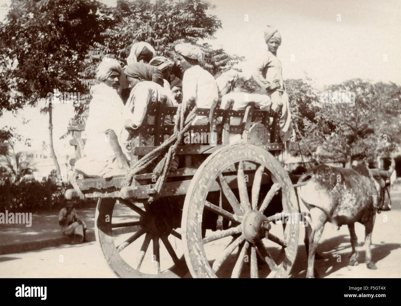 Männer in einem Wagen, gezogen von Vieh, Indien Stockfoto