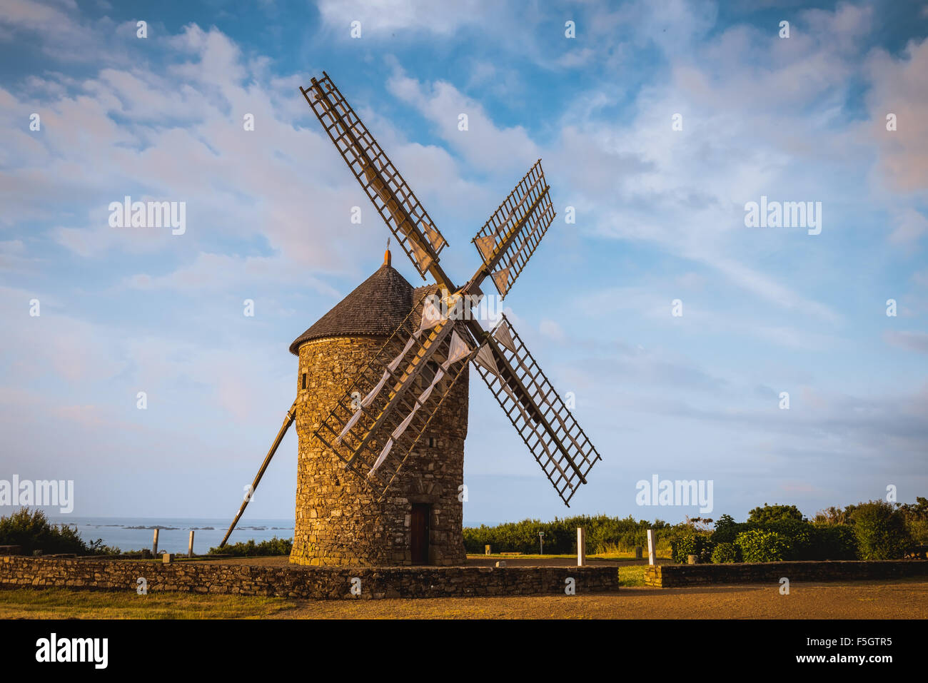 alte Windmühle in Dol de Bretagne Brittany France Stockfoto