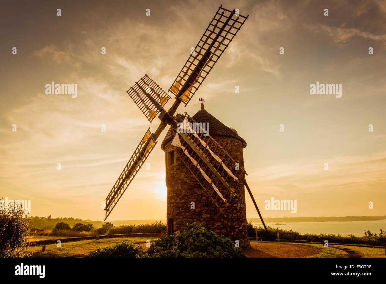 alte Windmühle in Dol de Bretagne Brittany France Stockfoto