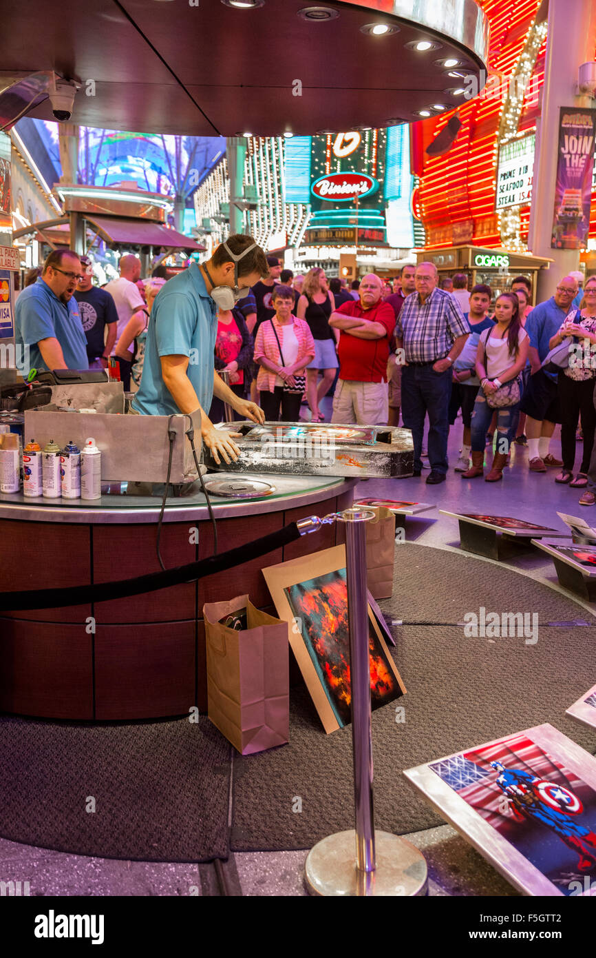 Las Vegas, Nevada.  Fremont Street.  Künstler demonstriert seine Fertigkeit mit Aerosol-Spray-Farbe. Stockfoto