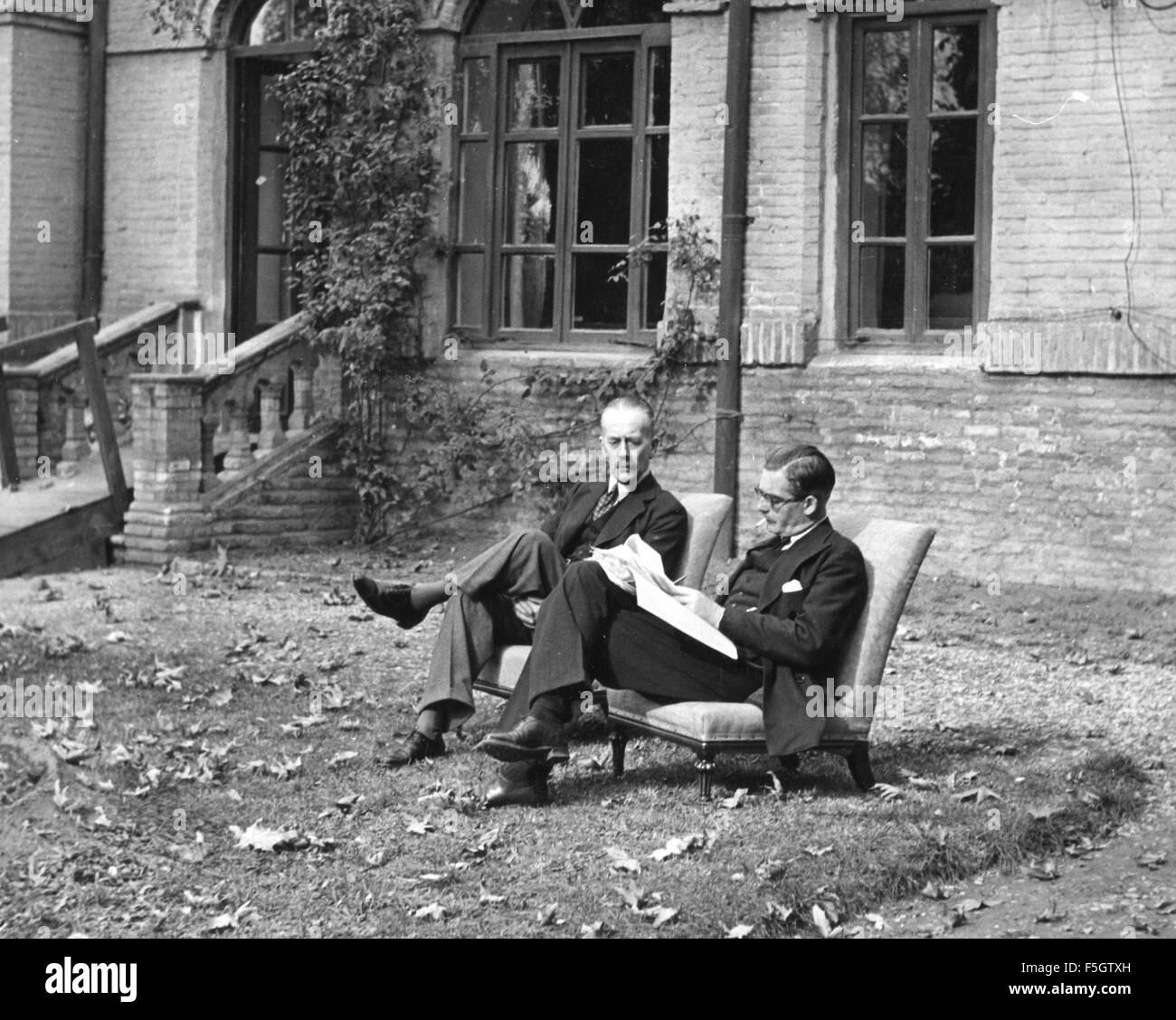 ANTHONY EDEN und Sir Alexander Cadogan auf dem Gelände der britischen Botschaft während der Teheran-Konferenz im November/Dezember 1943. Foto Lewis Gale Stockfoto