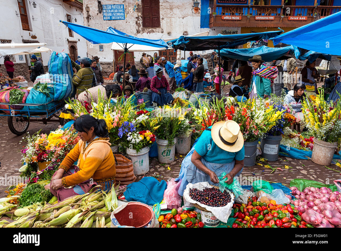 Pisac, Peru - Dezember 2013: Einheimische auf einem Markt in der Stadt von Pisac, im Heiligen Tal. Stockfoto