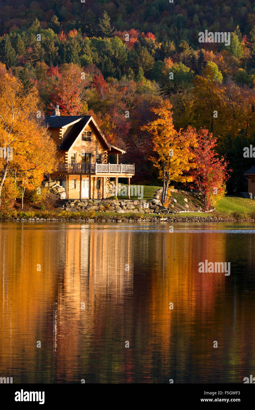 Haus am See bei Sonnenuntergang im Herbst, Vermont, New England USA (siehe auch F5GX3R) Stockfoto