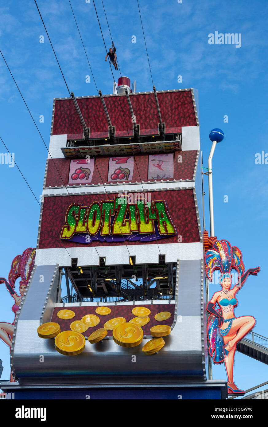 Las Vegas, Nevada. Fremont Street. SlotZilla, Ausgangspunkt für die Seilrutsche und Zoomline Fahrten. Ein Fahrer beginnt seine Fahrt. Stockfoto