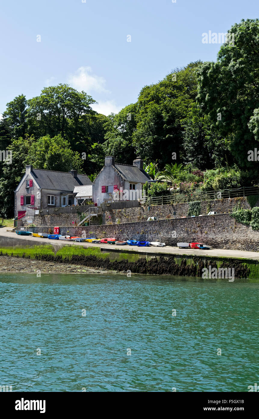 Paluden Brittany France Flussseite beherbergt und Boot konkrete Abschussrampe Stockfoto