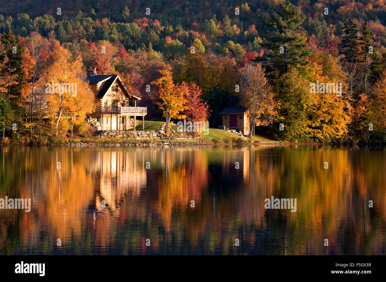 Haus am See, im Herbst Sonnenuntergang, Vermont, New England, USA (siehe auch F5GWF3) Stockfoto