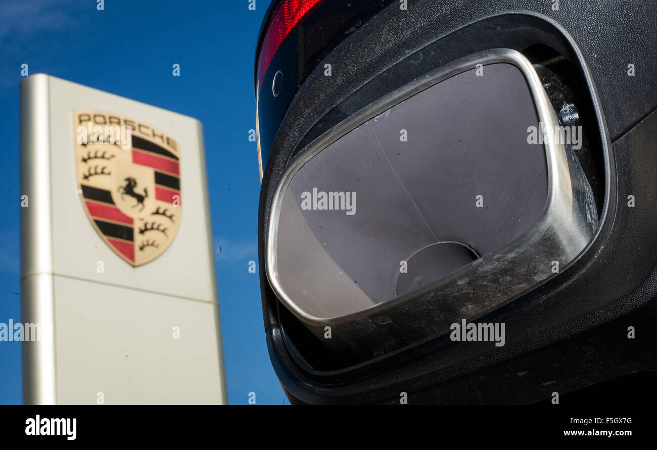 Der Auspuff von einem Porsche Cayenne ist 4. November 2015 auf das Auto neben dem Logo des Unternehmens in Stuttgart, Deutschland ersichtlich. Nachdem VW Auspuff Affäre, wird Porsche Cayenne mehr zu verkaufen und in den USA. Foto: CHRISTOPH SCHMIDT/dpa Stockfoto