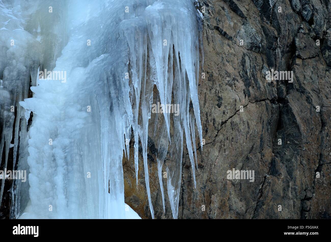 massive Eis und Eiszapfen hängen von einem großen Felsen-Seite auf dem Berg Kaperdalen in Nord-Norwegen Stockfoto