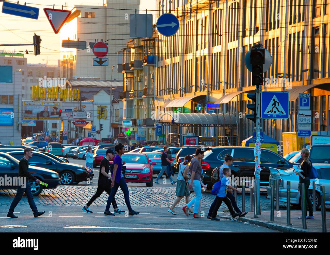 Menschen über die Straße bei Sonnenuntergang. Kiew ist die Hauptstadt und besiedelte Stadt in der Ukraine. Stockfoto