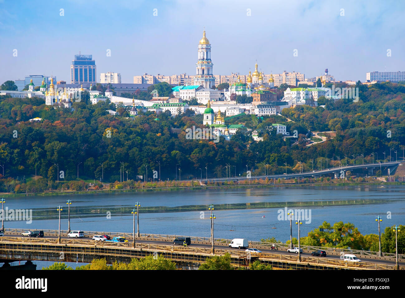 Paton Brücke und Kiewer Höhlenkloster im Hintergrund. Ukraine Stockfoto