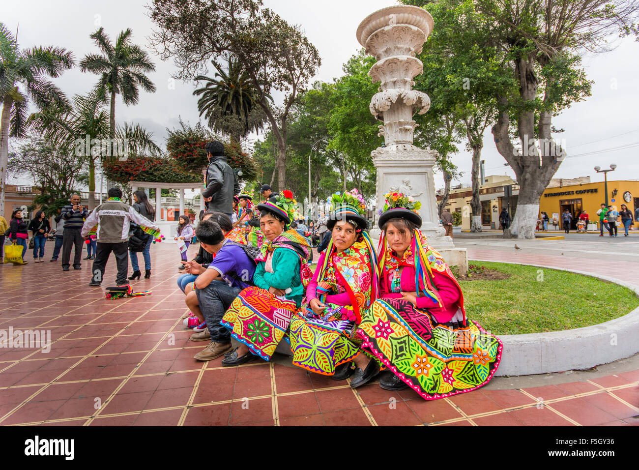 Peruanische Frauen im Barranco Bereich der Stadt Lima in Peru in der traditionellen Kleidung der Cusco und die Berge. Stockfoto