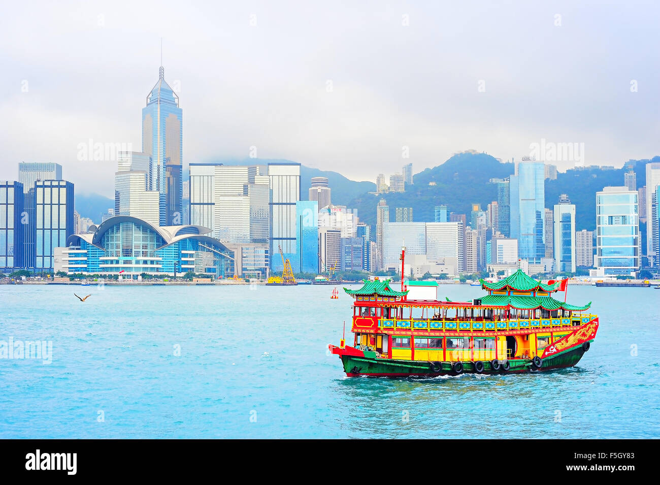 Traditionellen chinesischen Stil Boot Segeln im Hafen von Hong Kong Stockfoto