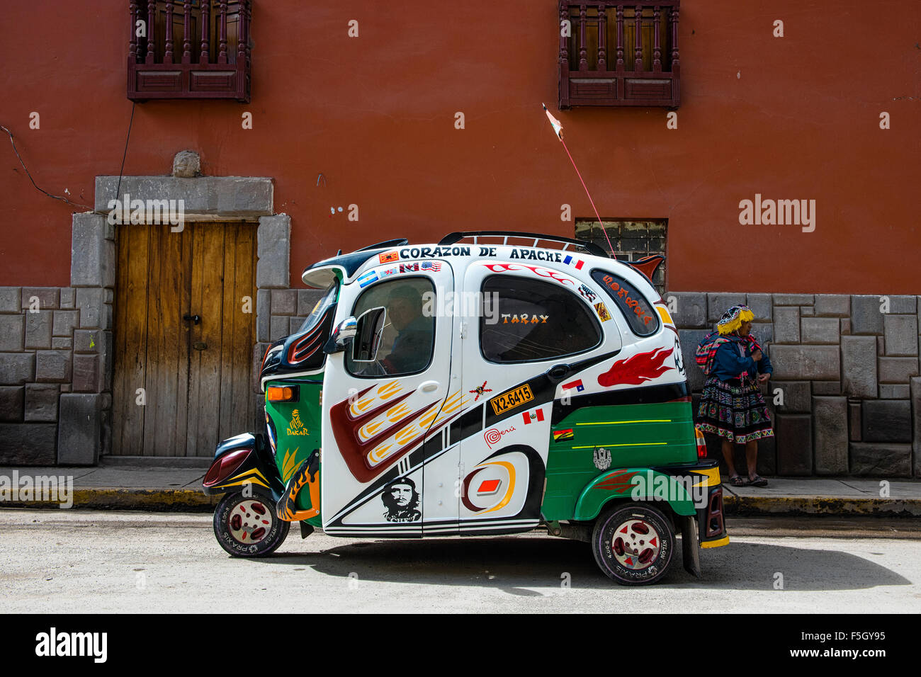 Pisac, Peru - Dezember 2013: Ein Tuc Tuc Taxi parkte in einer Straße von Pisac. Stockfoto
