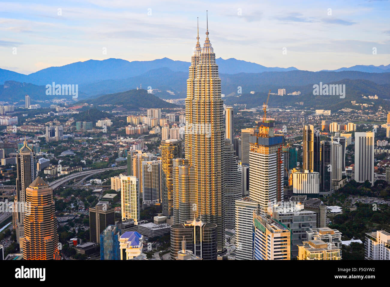 Luftaufnahme von Kuala Lumpur Stadtzentrum bei Sonnenuntergang. Malaysien Stockfoto
