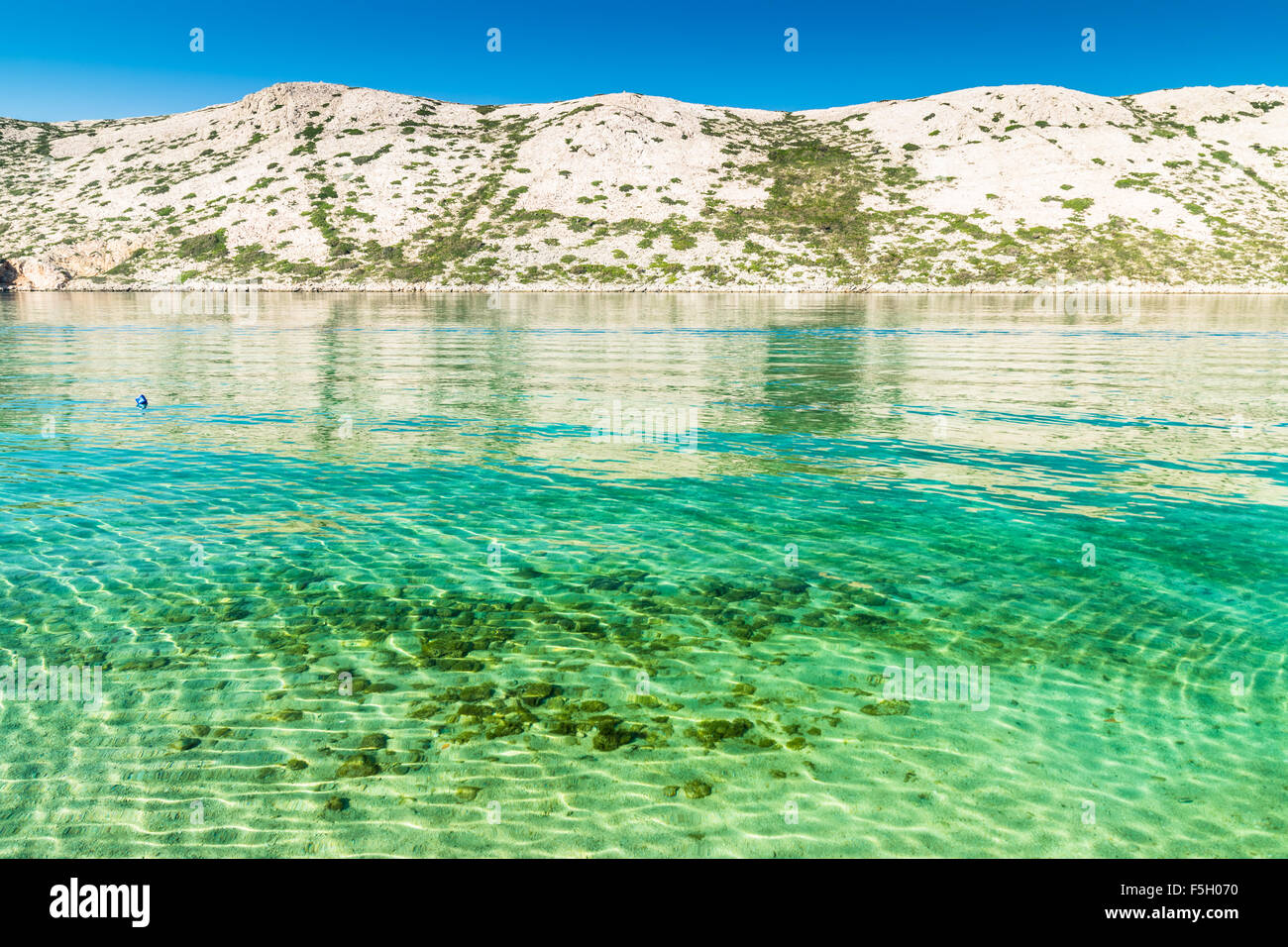 Die unberührte Küste und kristallklarem Wasser der Insel Rab, Kroatien. Stockfoto