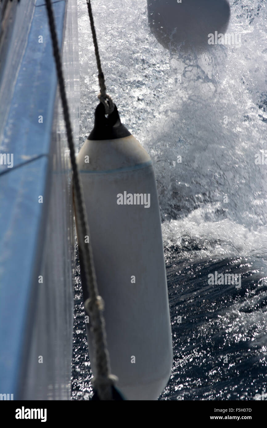 Boot durch die Wellen im Mittelmeer reisen Stockfoto