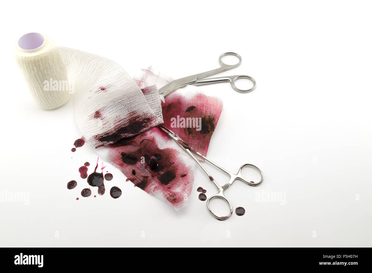 Chirurgische Komposition mit Kugel, Blut und bandage Stockfoto