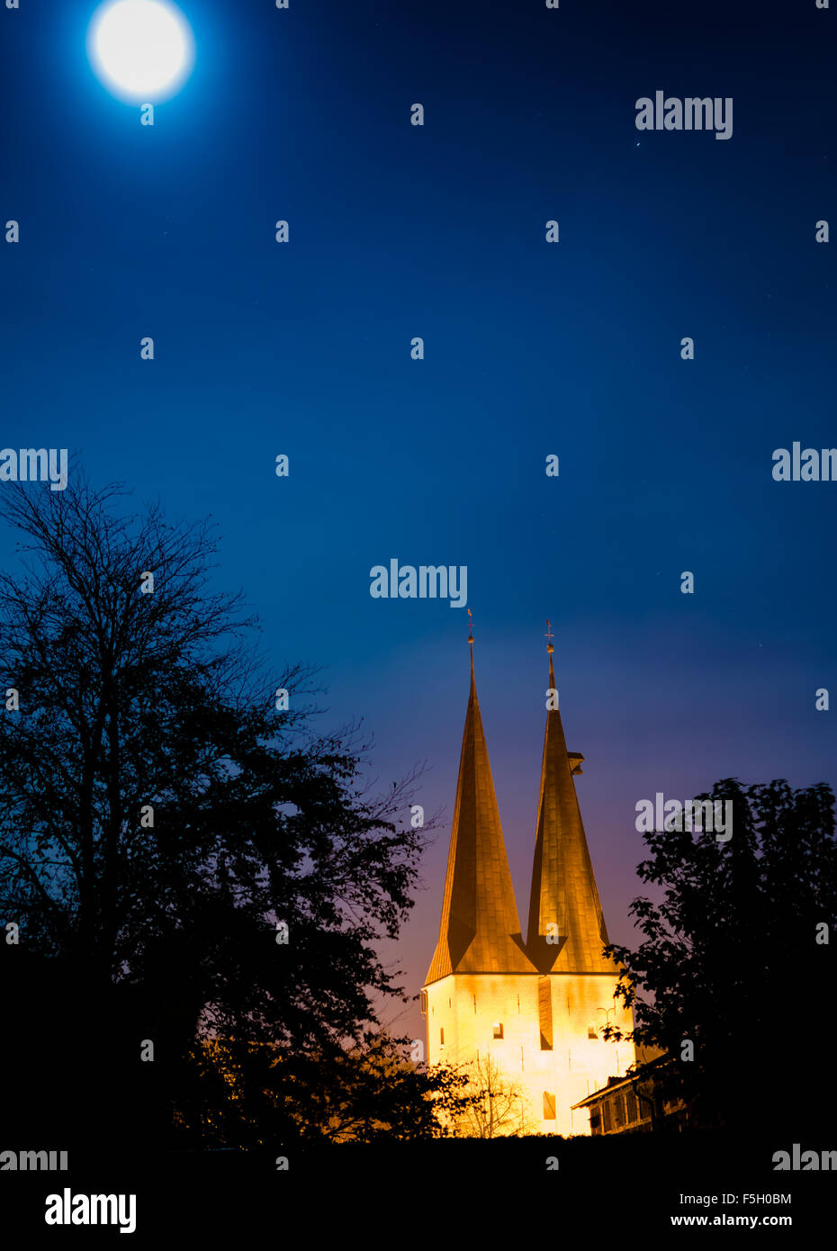 Kirche in Altenbruch, Deutschland in der Nacht Stockfoto