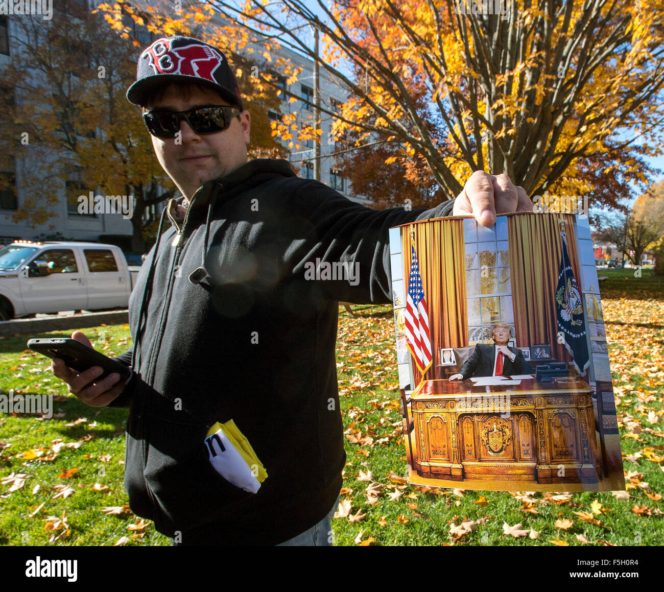 Concord, New Hampshire, USA. 4. November 2015. Donald Trump Unterstützer hält eine Illustration des '' Präsident Trump'' im Oval Office bevor der Kandidat kam, um seine Papiere, für das Präsidentenamt in New Hampshire primäre Datei. Bildnachweis: Brian Cahn/ZUMA Draht/Alamy Live-Nachrichten Stockfoto