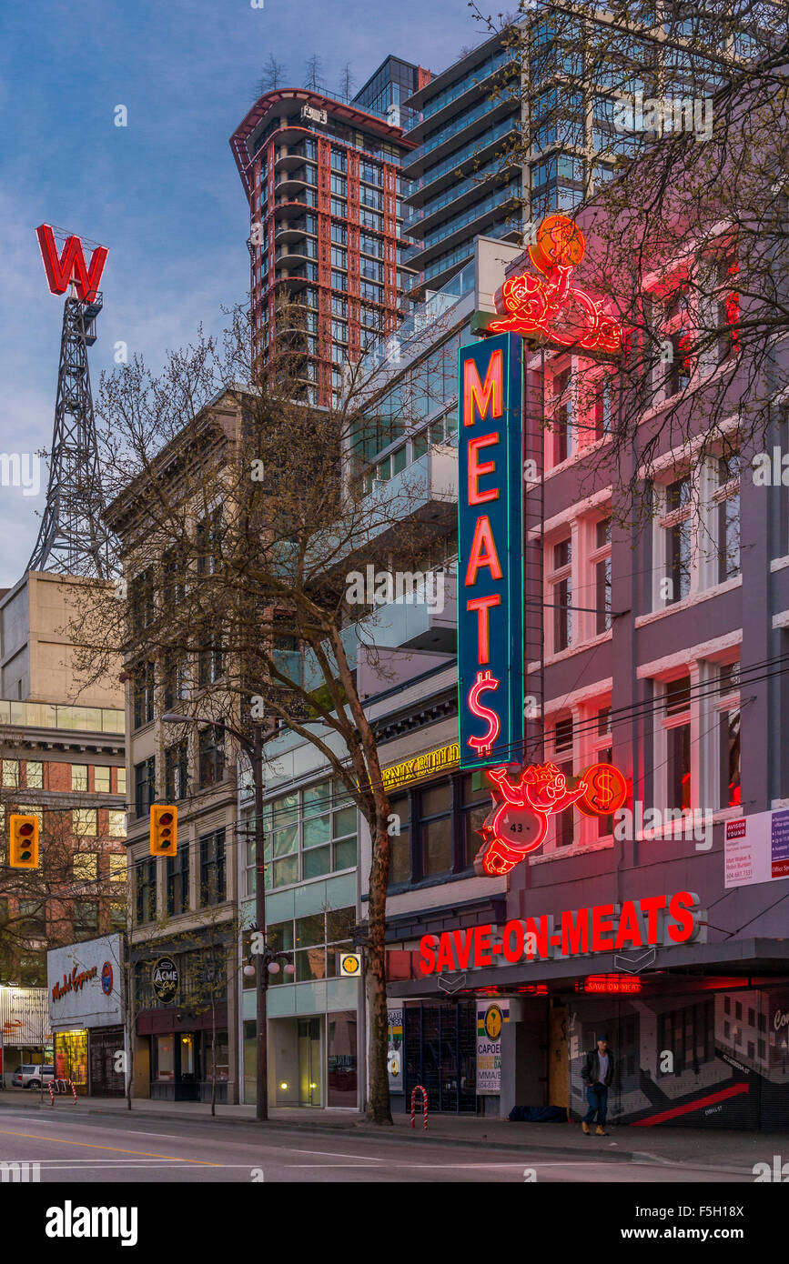 Kultige Leuchtreklamen, Woodwardss 'W' und speichern auf Fleisch fliegende Schweine, East Hastings St. Downtown Eastside, Vancouver, British Columb Stockfoto