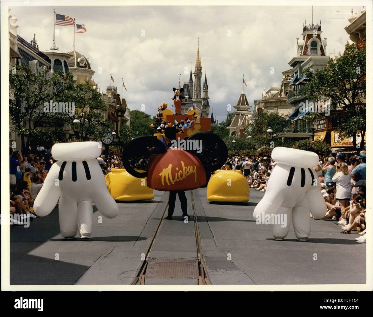1994 - sehr vertraut Mütze, Handschuhe und Schuhe! Übergroße Mickey-mouse- Bekleidung gehört die Zaniness '' Mickey Mania'' Parade im Magic Kingdom  des Walt Disney World Resort. Tausende von Maus-verwandte Produkte sind in  der