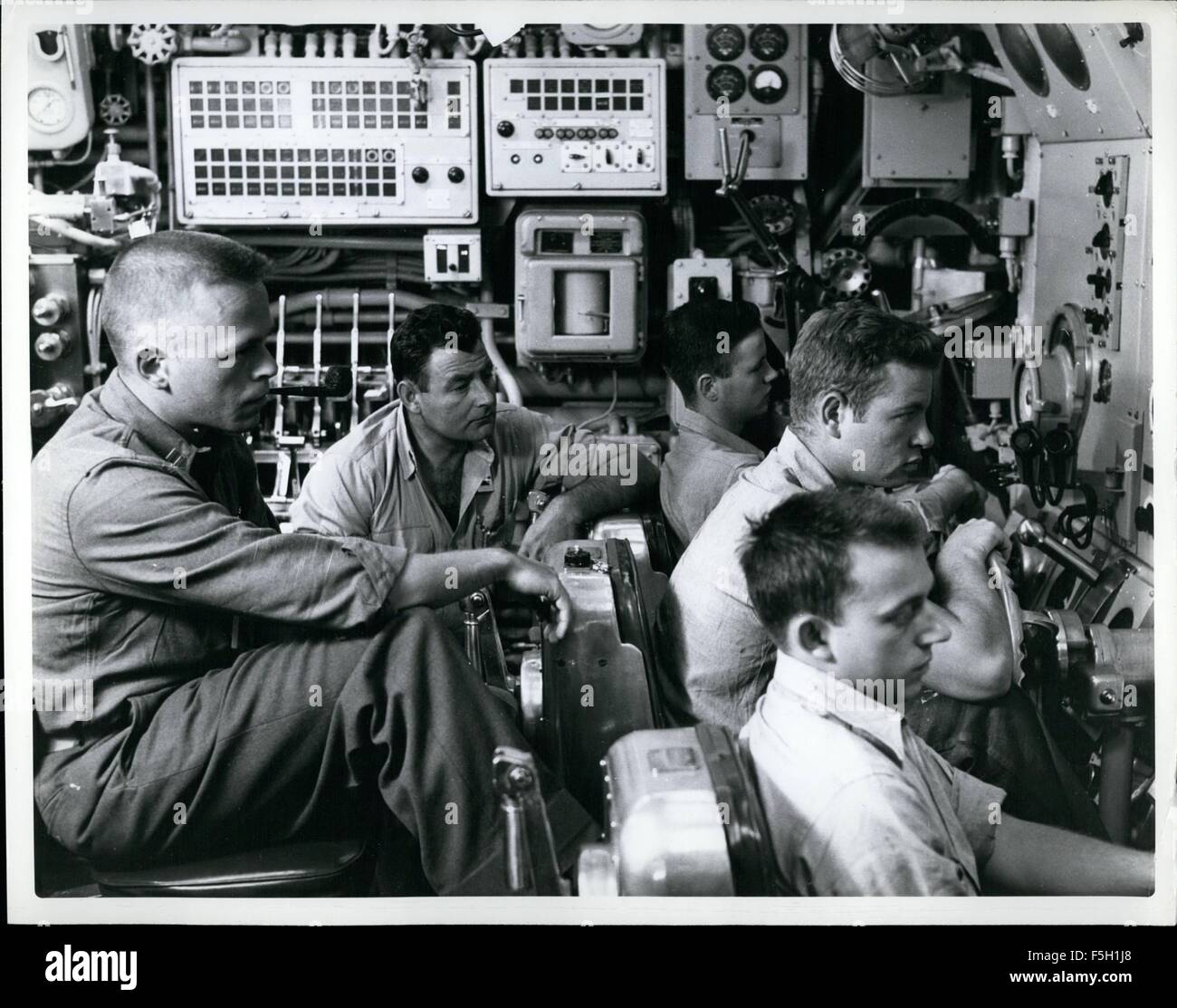 August 1958 - pflegen USS Nautilus Pässe unter polaren Packeis Ã ¢ Â '¬"die Uhr Crew im Kontrollraum der USS Nautilus, genauen Verlauf und Tiefe, während das Schiff in Unterquerung der polaren Eiskappe. © Keystone Bilder USA/ZUMAPRESS.com/Alamy Live-Nachrichten Stockfoto