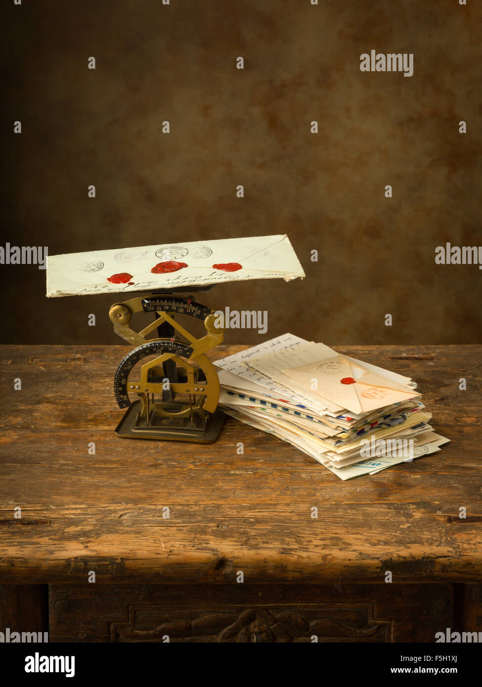 Antiken Brief Skala auf einem alten Holztisch mit einem Bündel von Briefen Stockfoto